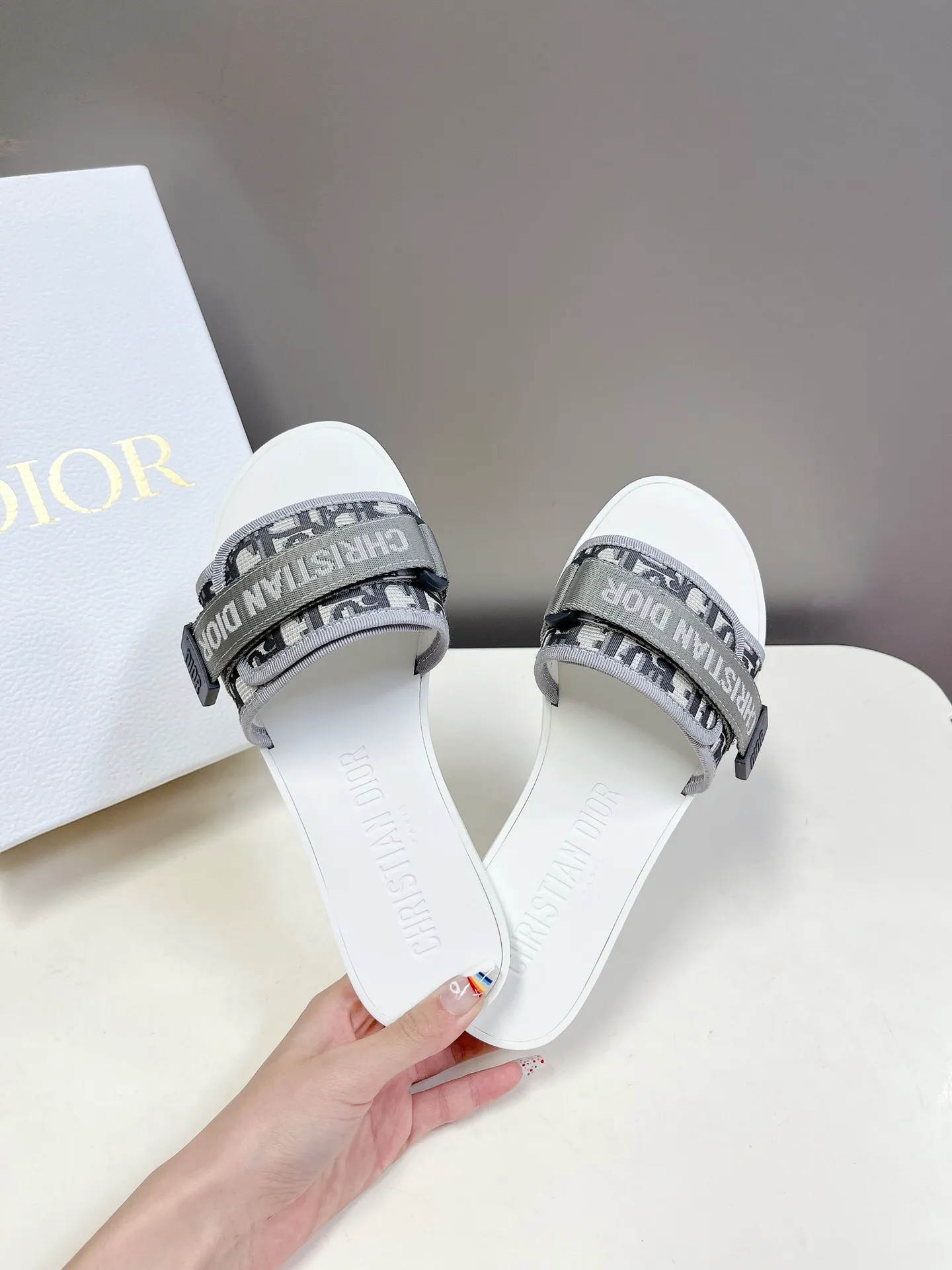 👟👟Ex-factory price 360👟👟 Dior classic Dior Velcro buckle sandals. The high version of the GO original version is perfectly reproduced. The most popular color matching fabric. Super layered. The original molded high-end TPU outsole✔️very comfortable and easy to walk. The upper materials are all original customized, 3D electric embroidered three-dimensional cloth surface. Very versatile. A must-have for lazy people in summer. The original full set of packaging code number: 35-40
